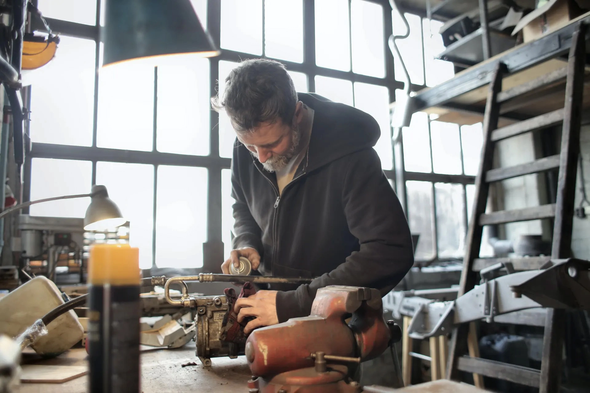 Man in der Werkstatt