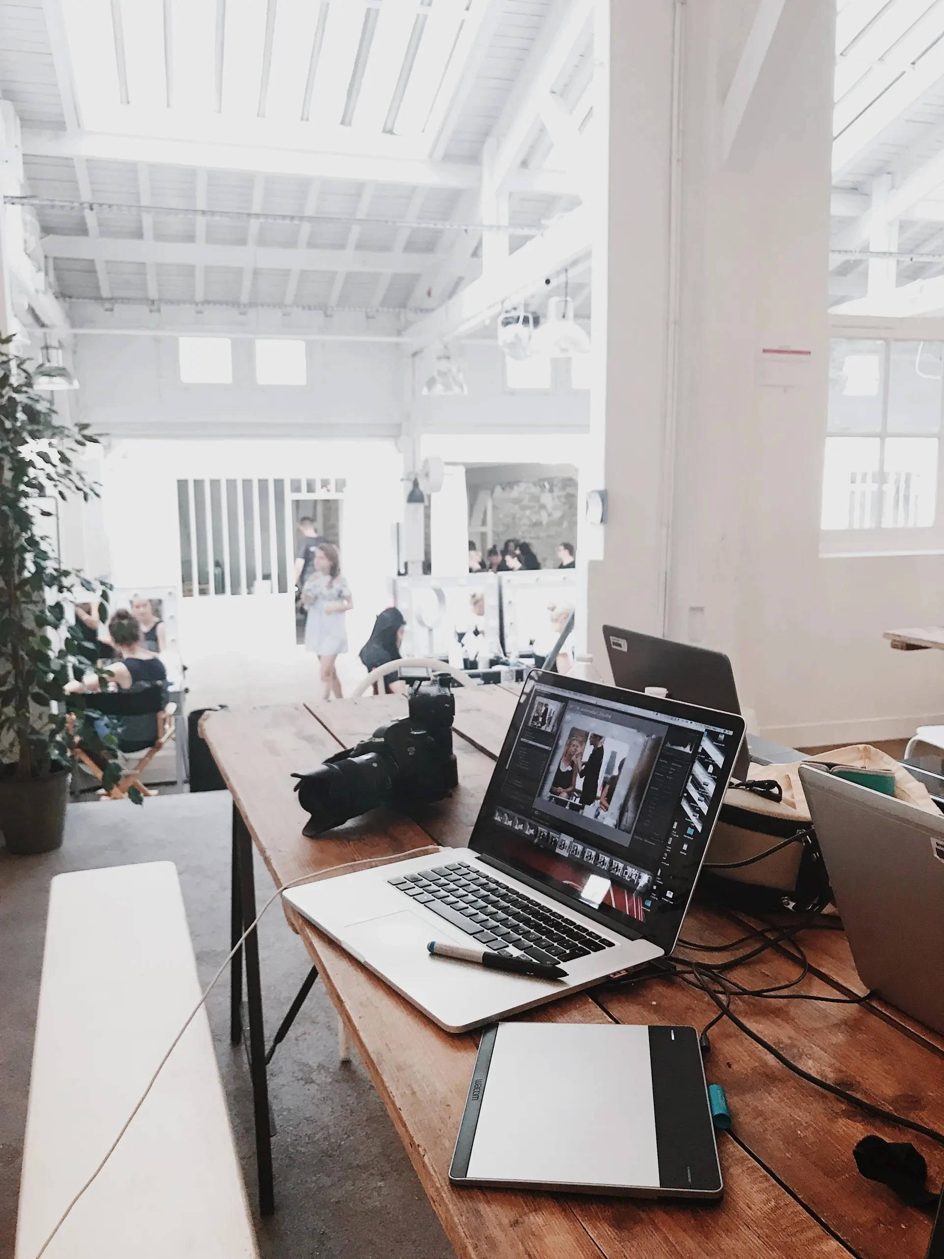 Arbeitsplatz mit Laptop und Camera